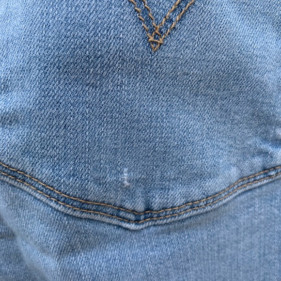 Light wash Levis - Picture 4 of 5